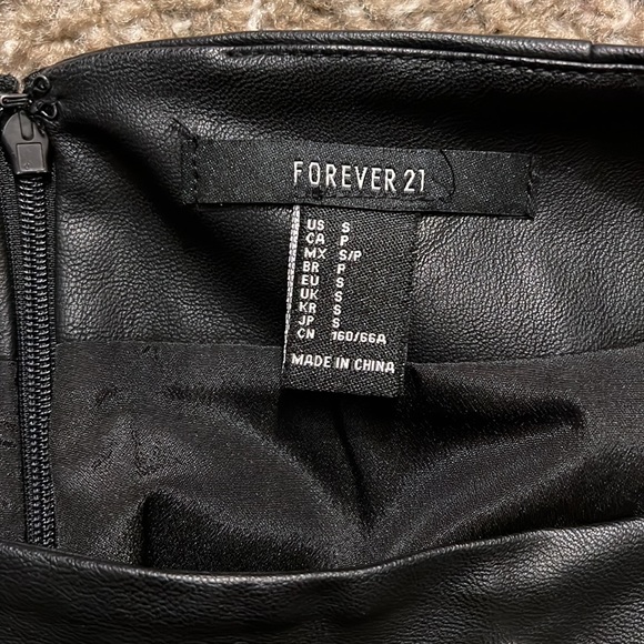 Studded black leather skirt - Picture 4 of 6